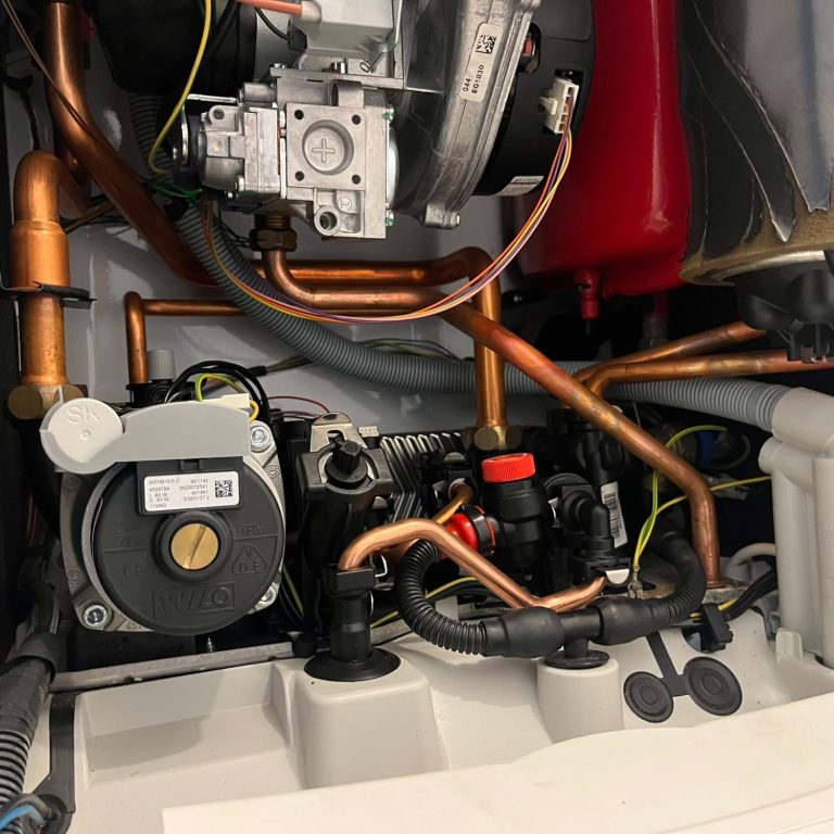l'intérieur d'une chaudière à gaz avec ses composants